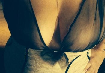 Bored housewife feeling naughty!!