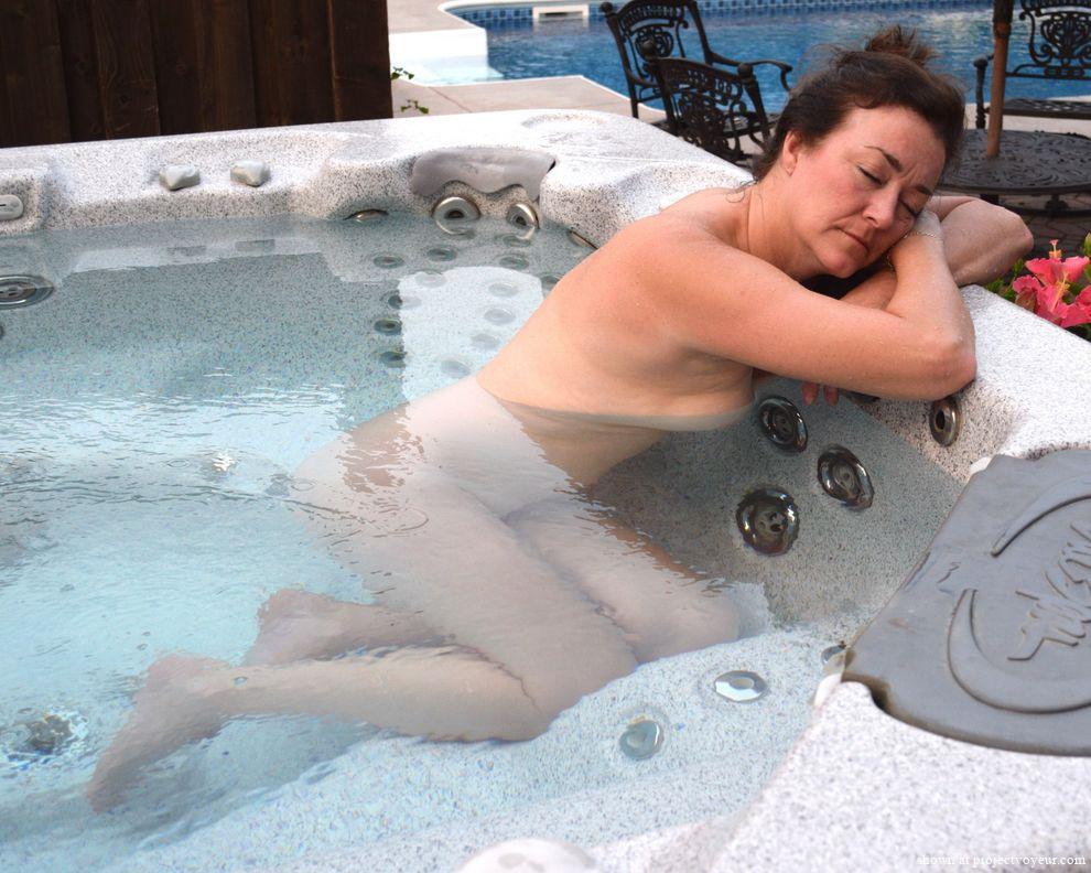 Outdoor hot tub - image4