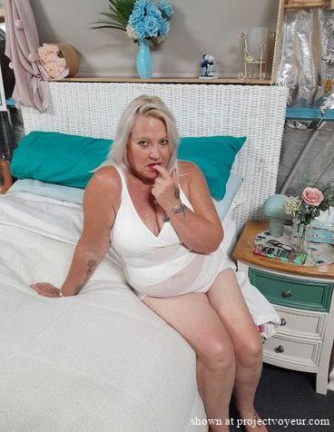 Horney  blond - image1