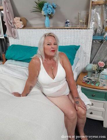 Horney  blond - image3