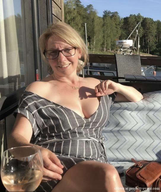Mature MILF flashing - image1