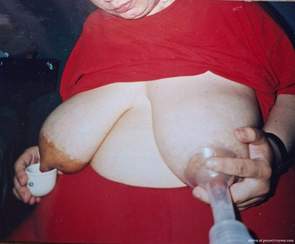 Pregnant and pumping my tits - image3