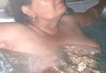 Mature tits in the tub