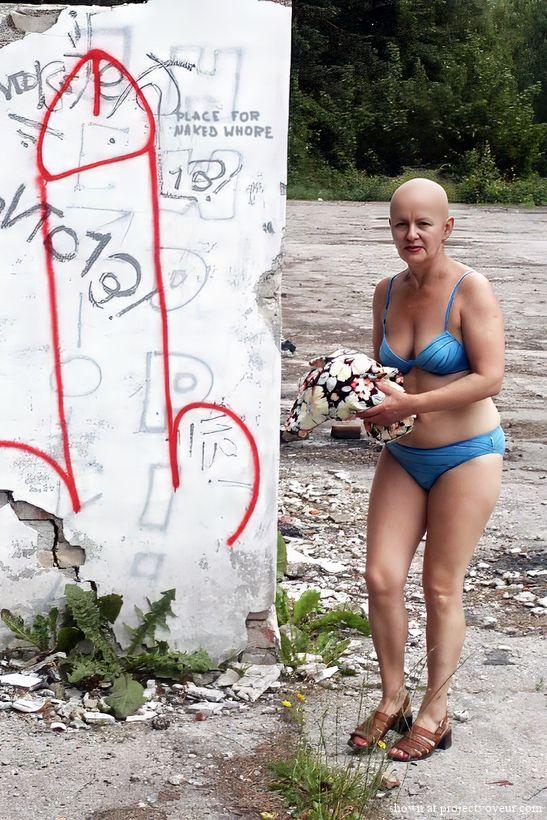 Mona and the graffiti - image1