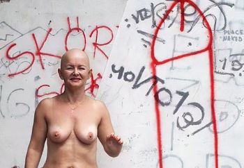 Mona and the graffiti