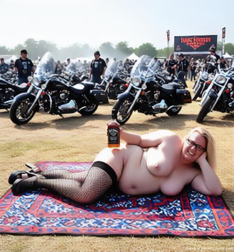 Chubby wife full nude outdoors at a moto - image2