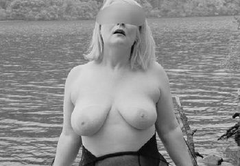 Kez at the lakeside