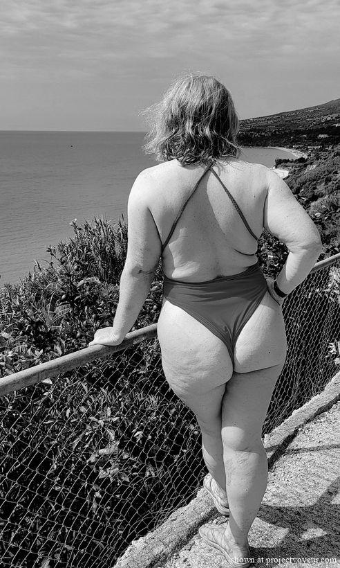 Kez posing in the sun - image2