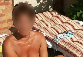 Dominique 54 ans au bord de la piscine