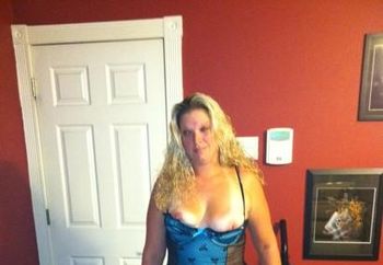 Bi-Milf Seeks Female Playmate