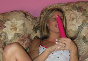 Petite MILF Leeanna plays with a toy