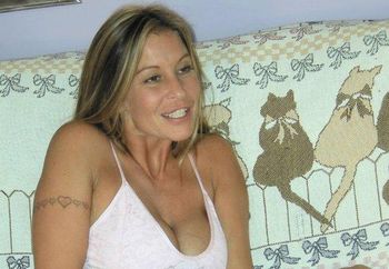 Mature babe Leeanna plays with her pussy