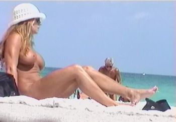 nude beach blonde hottie!