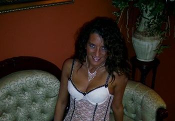 Naughty Me Milf Shows All